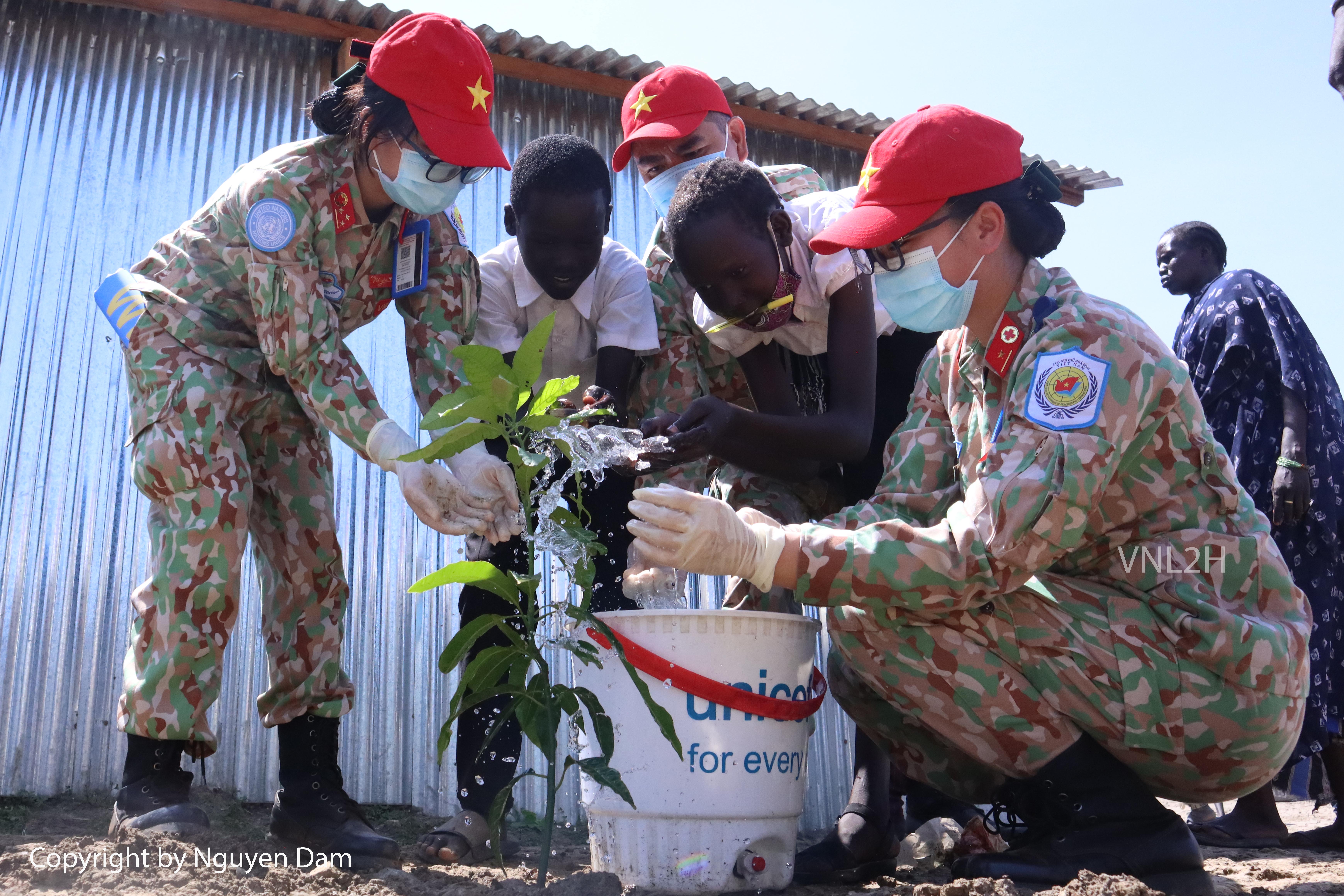 Vietnamese Green Berets join hands to protect the environment in their stationed areas while performing United Nations peacekeeping missions- Ảnh 85.