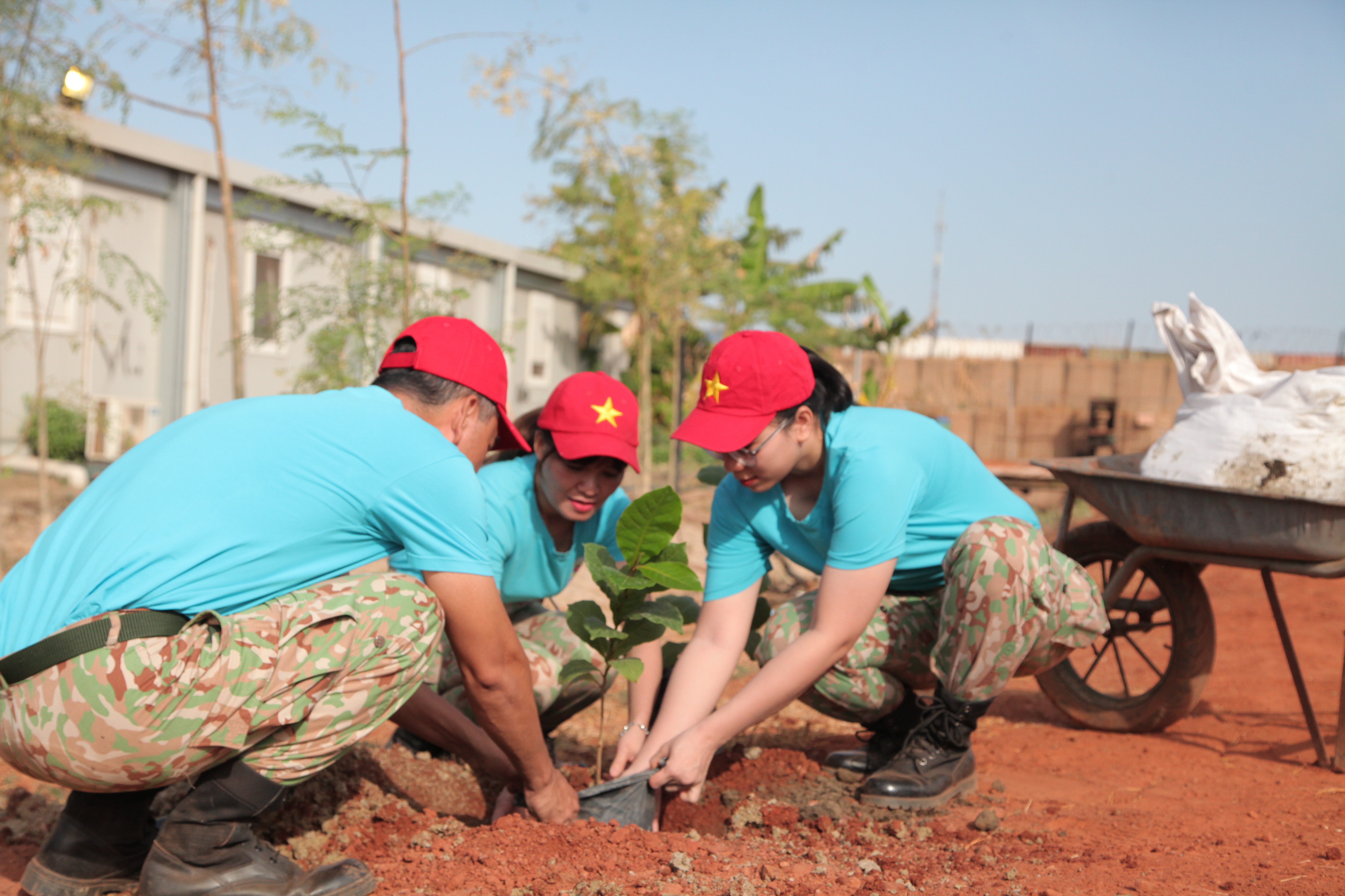 Vietnamese Green Berets join hands to protect the environment in their stationed areas while performing United Nations peacekeeping missions- Ảnh 96.