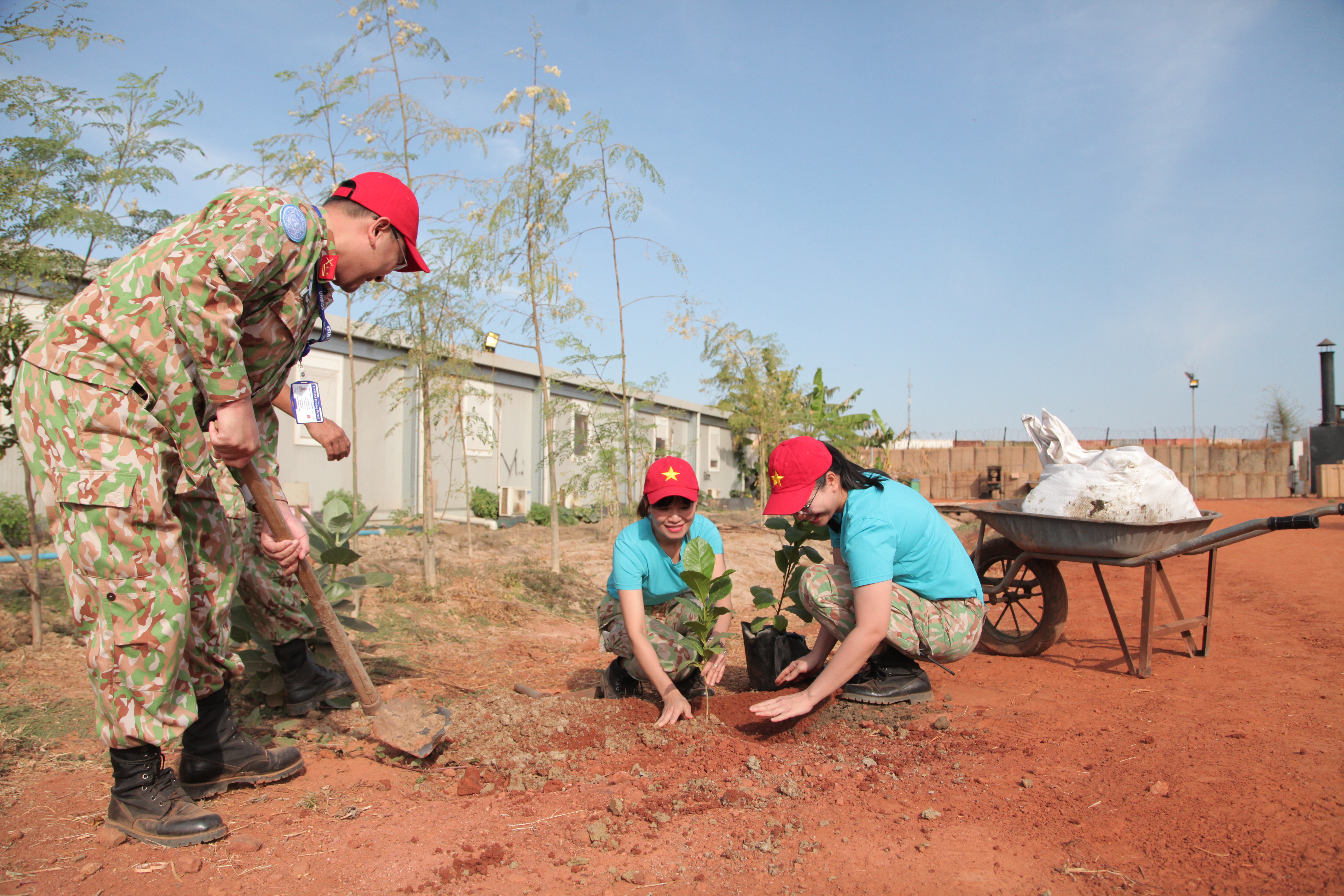 Vietnamese Green Berets join hands to protect the environment in their stationed areas while performing United Nations peacekeeping missions- Ảnh 97.