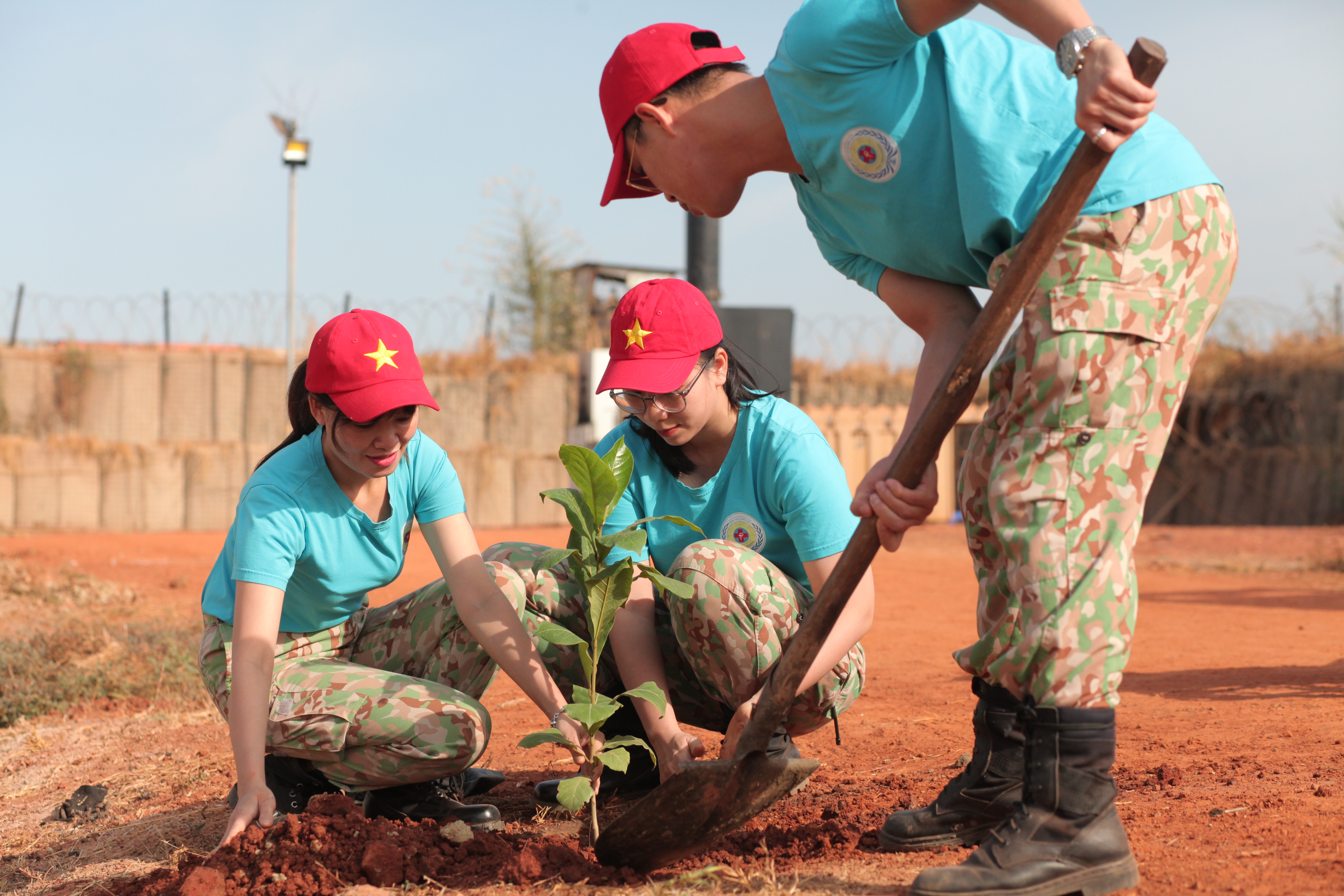 Vietnamese Green Berets join hands to protect the environment in their stationed areas while performing United Nations peacekeeping missions- Ảnh 98.