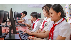 Trao tủ sách Thêm con chữ, bớt đói nghèo